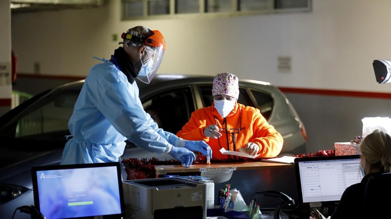 Profesionales sanitarios en el autocovid del centro de especialidades Carlos Castilla del Pino