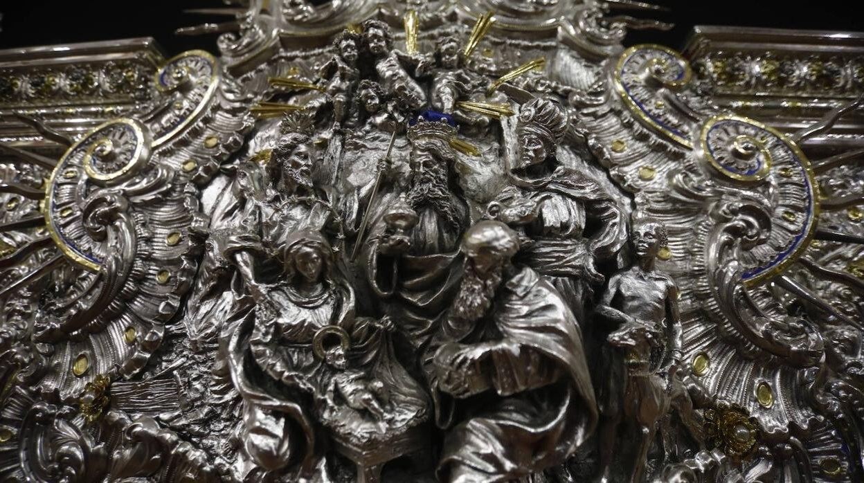 Escena de la epifanía en el frontal del paso de la Virgen de la Trinidad, con el galgo Pacheco a la derecha del espectador