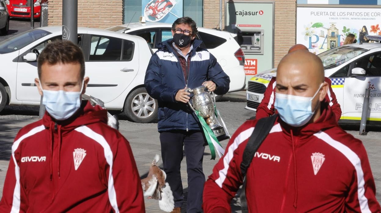 El consejero delegado del Córdoba CF, Javier González Calvo, con la Copa RFEF