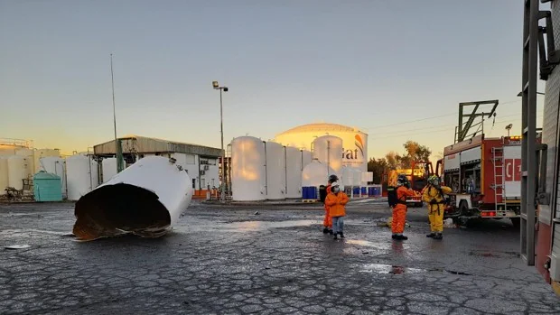 La emisión de vapores en una empresa de fertilíquidos en Niebla obliga al desalojo
