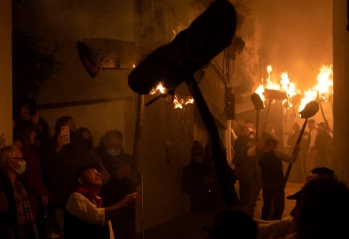 Una de las calles iluminada por el fuego