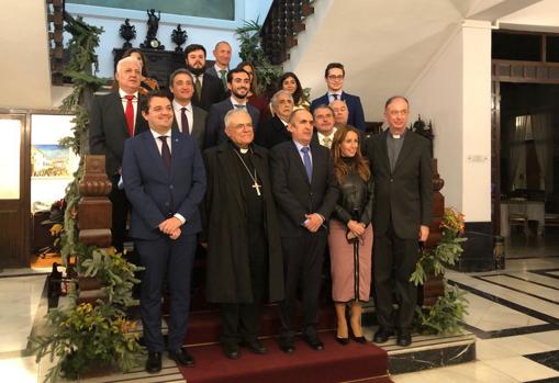 Foto de familia de las autoridades y la junta de gobierno de la Esperanza