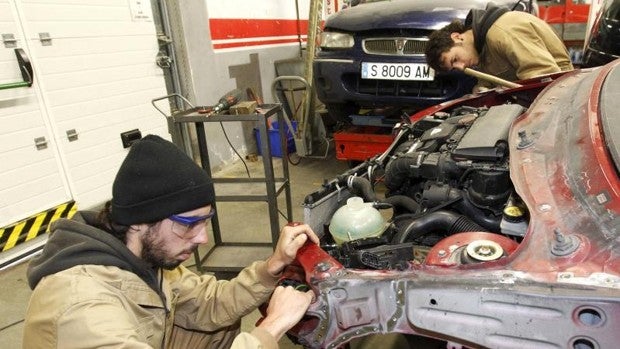 Andalucía aprueba un plan de ayudas para contratar a jóvenes en prácticas, investigadores y mujeres en paro