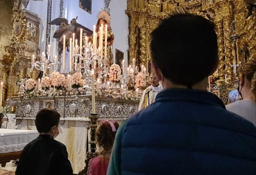 Niños del Huerto, ante la Virgen del Amparo