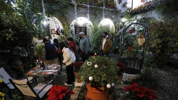 Los Patios de Córdoba vuelven en Navidad con aroma de alhucema, brasero y villancicos