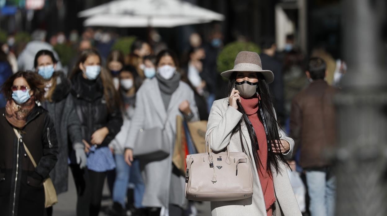 Ciudadanas pasean por el Centro de la ciudad en un día soleado