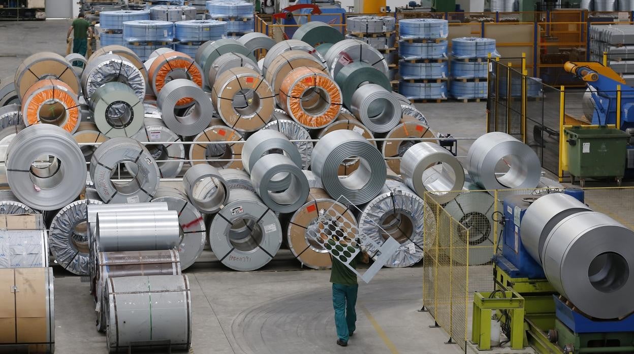 Un trabajador en una industria de la ciudad de Córdoba