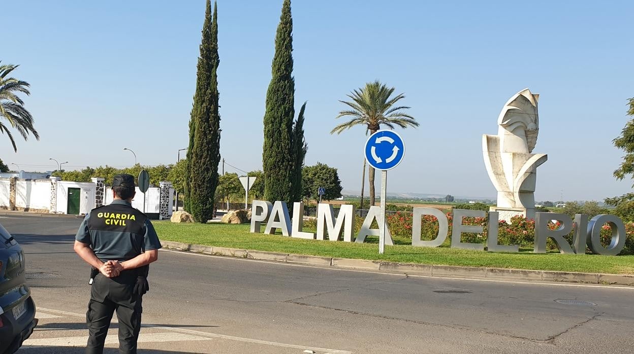 Un guardia civil en uno de los accesos a la localidad de Palma del Río