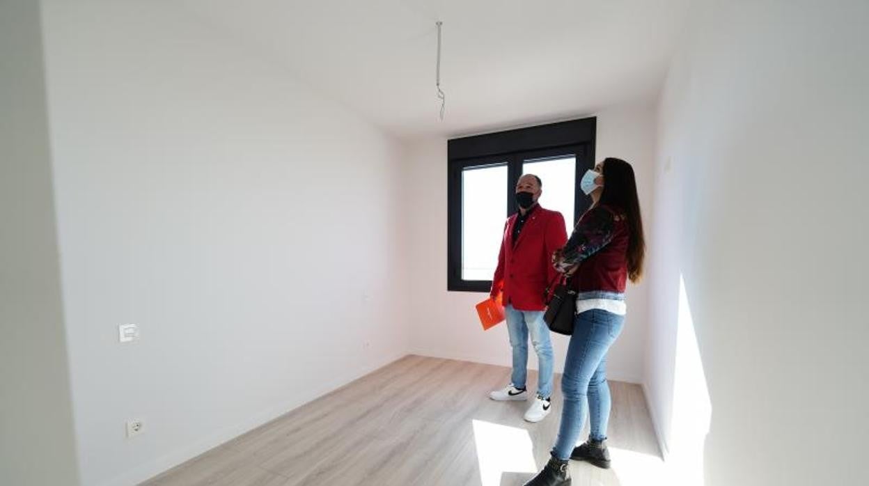 Unos jóvenes visitan un piso listo para ser habitado