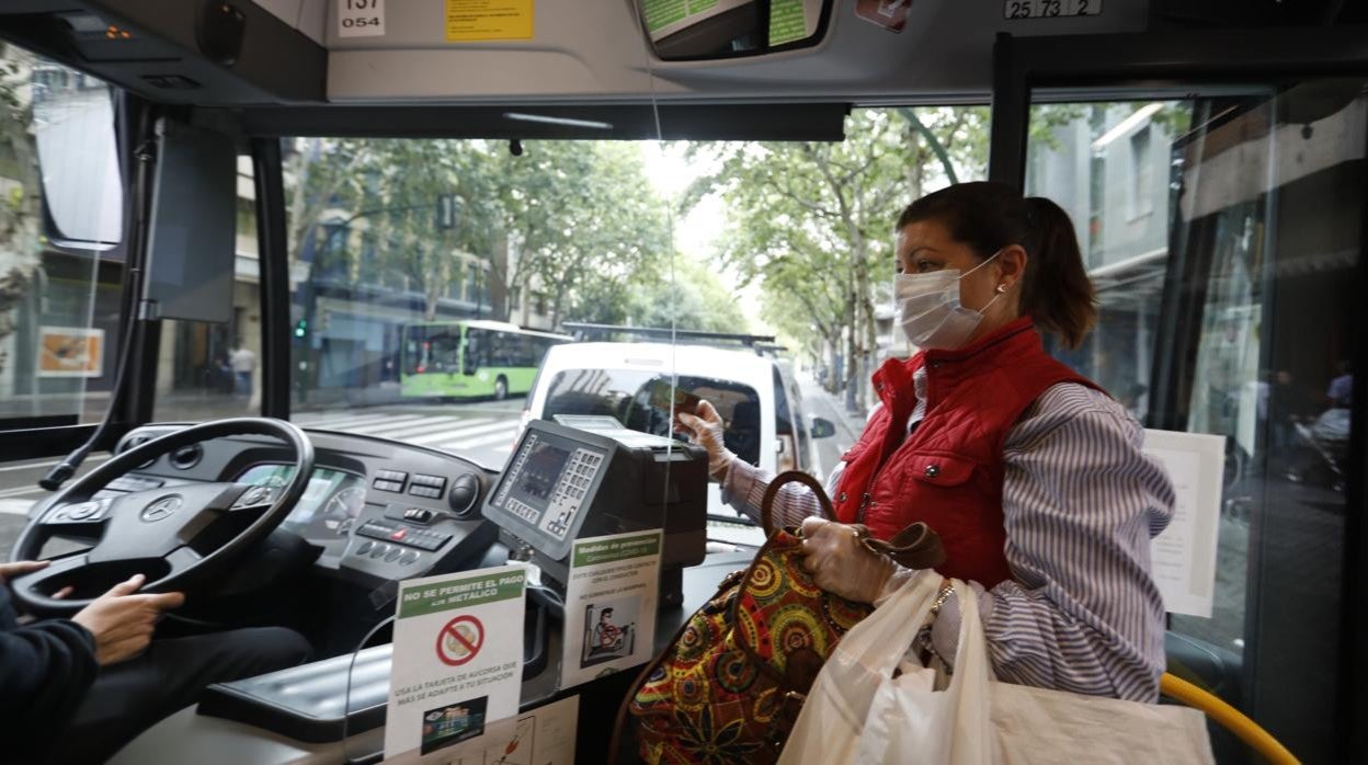 Una mujer sube a un autobús de Aucorsa durante la crisis del coronavirus