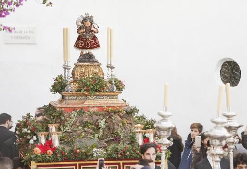 Paso del Divino Pastorcillo, durante su procesión de 2020