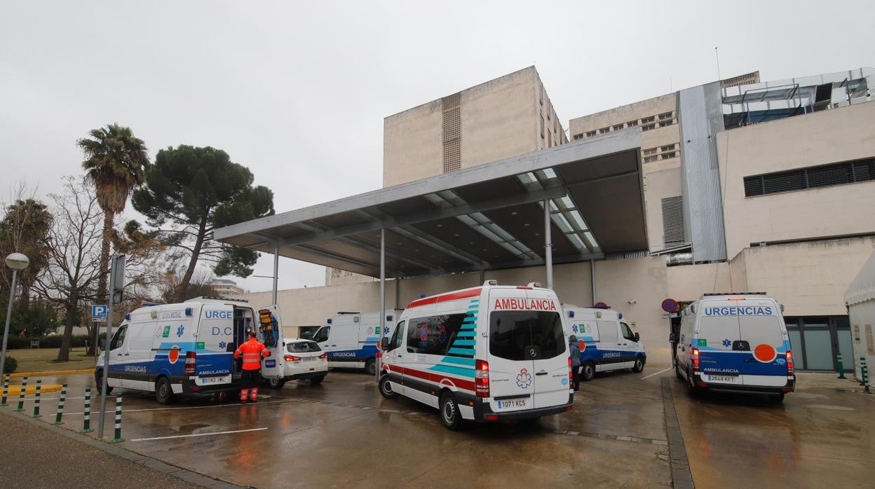 Ambulancias en la puerta del Reina Sofía de Córdoba