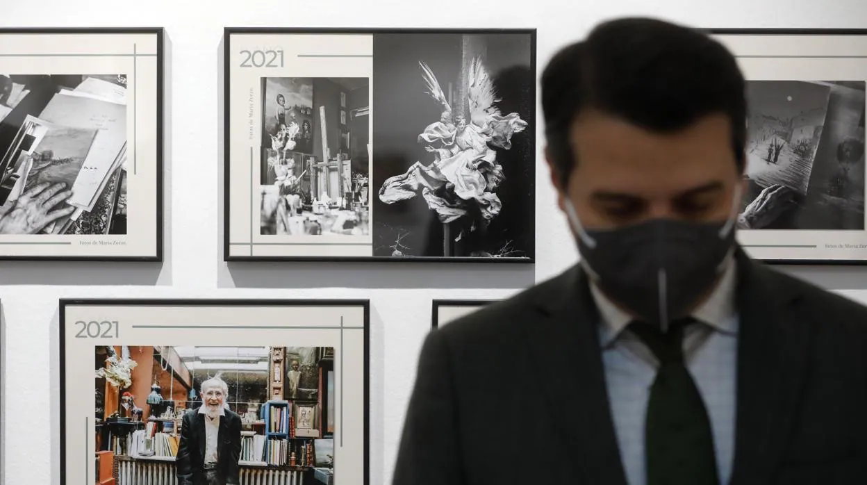 El alcalde, José María Bellido, en la inauguración de la exposición, ante algunas de las fotografías de Ginés Liébana