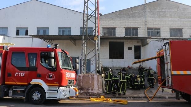 Incendio en Córdoba | Un fuego de cinco horas destruye un almacén de muebles en Lucena