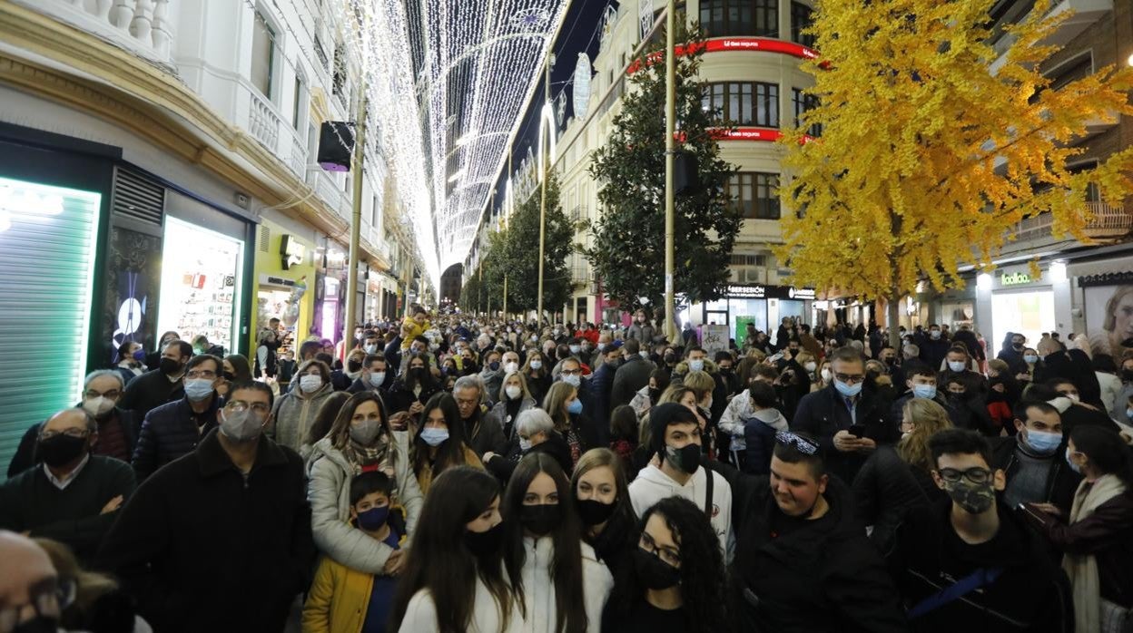 Ambiente de Navidad en la calle Cruz Conde de Córdoba