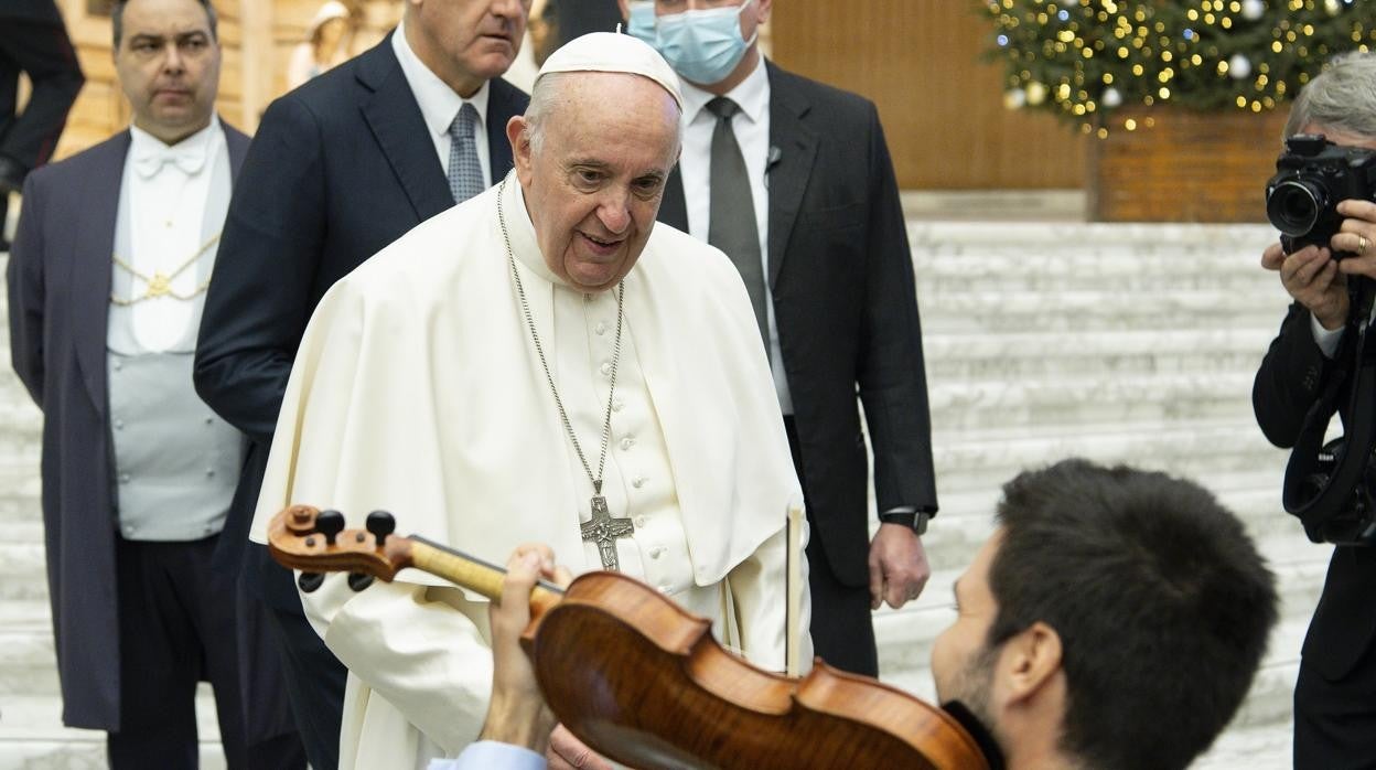 El Papa Francisco observa tocar a Paco Montalvo en el Vaticano