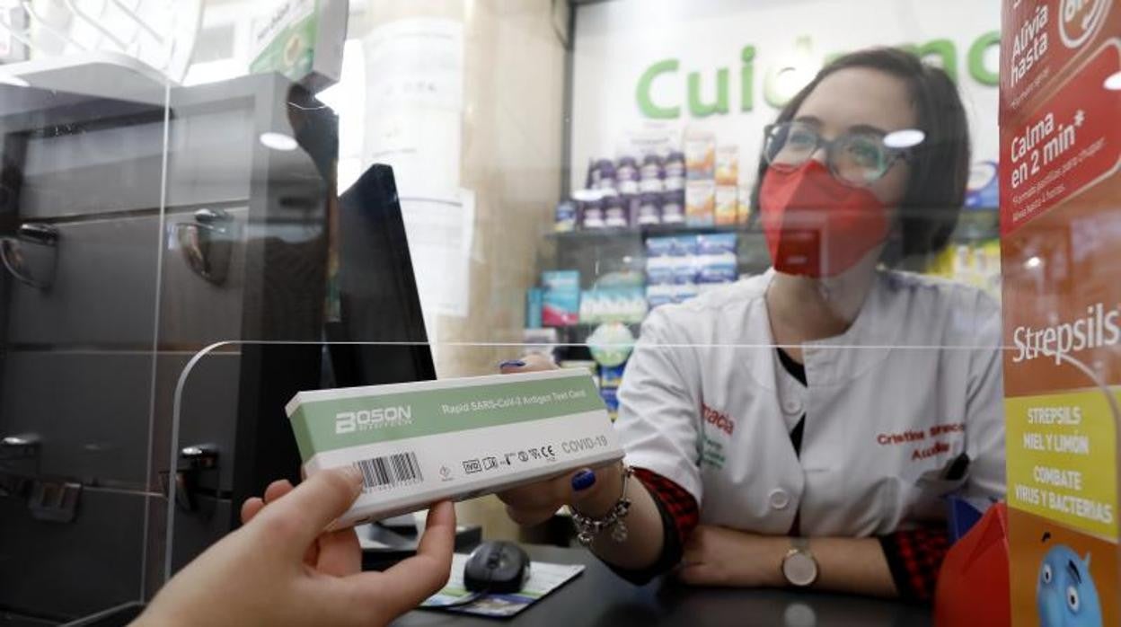 Venta de un test de antígenos en una farmacia de Córdoba esta semana