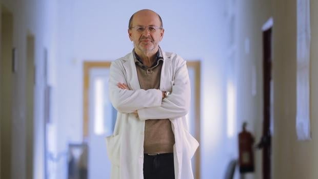 Antonio Varo, epidemiólogo: «Puede que nos quede un año de Covid y que nos sigamos vacunando»