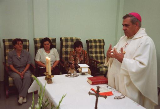 Misa del obispo Javier Martínez en la inauguración de la casa Madre del Redentor en 2001