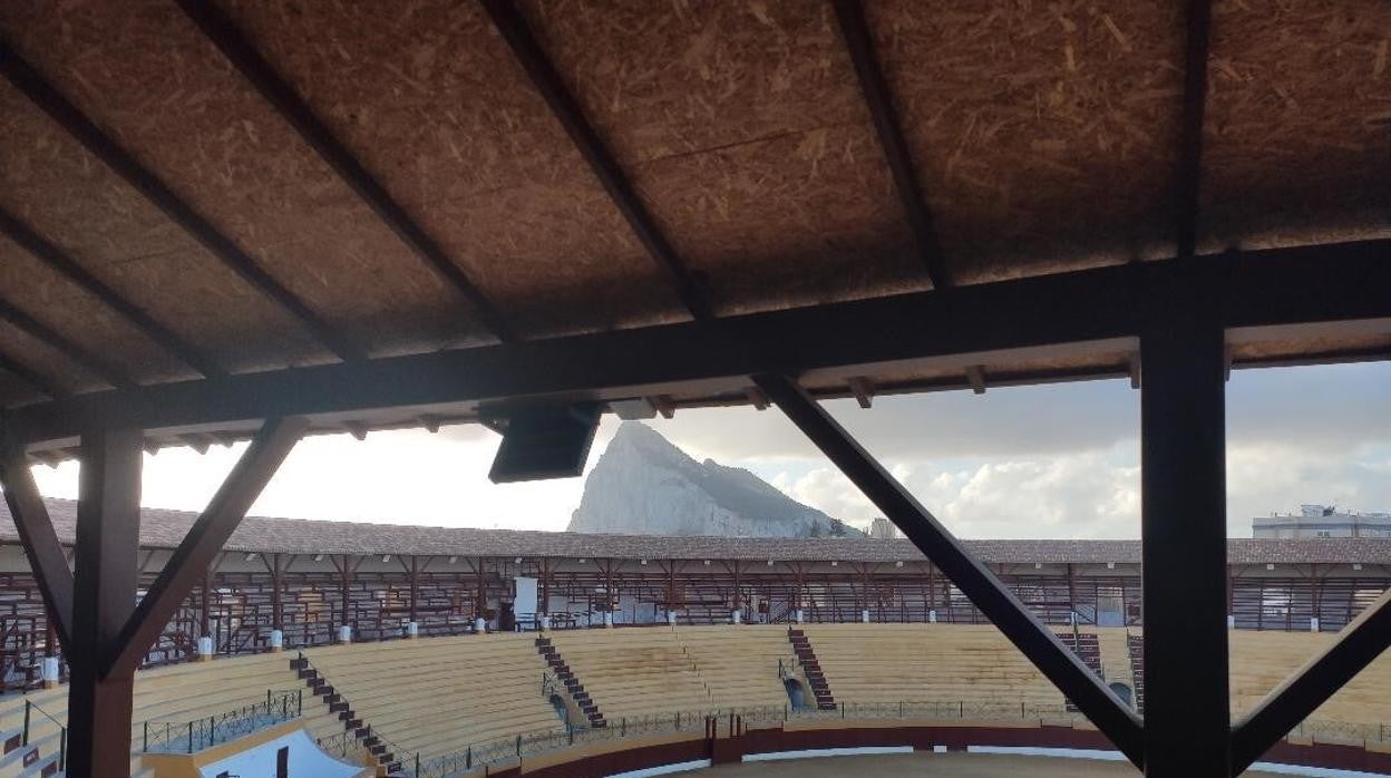 Imagen parcial de la rehabilitada plaza de toros de La Línea con el Peñón al fondo