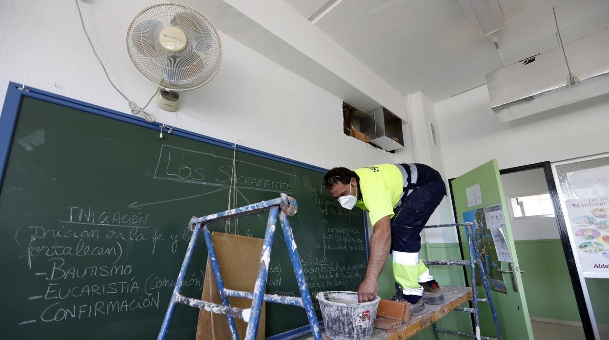 Un operario trabaja en un colegio de Córdoba en la instalación de aire acondicionado