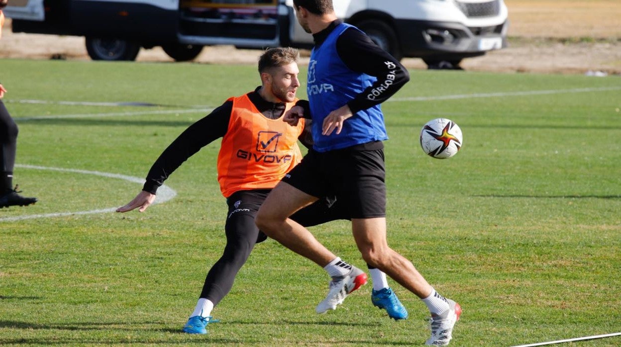 Antonio Casas, con peto naranja, intenta cazar un balón en el entrenamiento