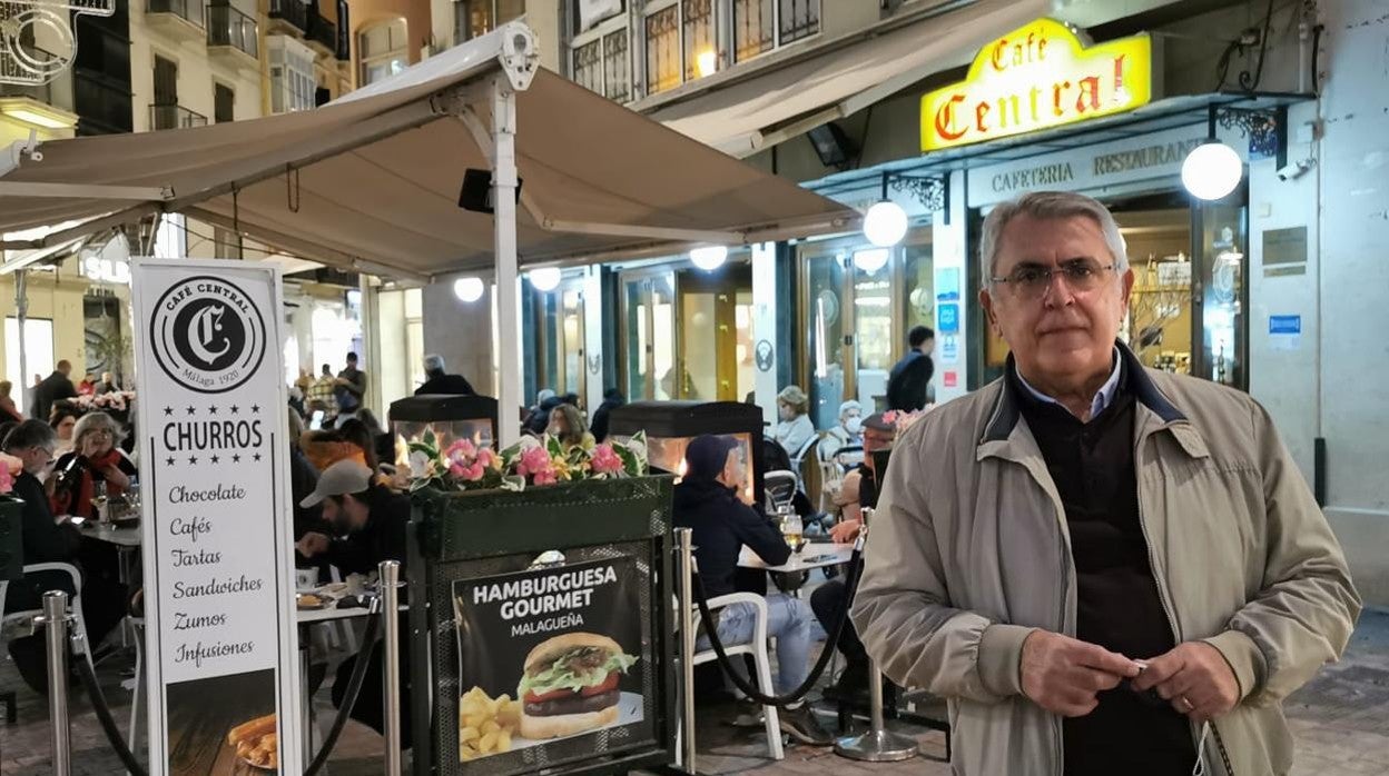 Rafael Prado, delante de su Café Central del Málaga en la plaza de la Constitución