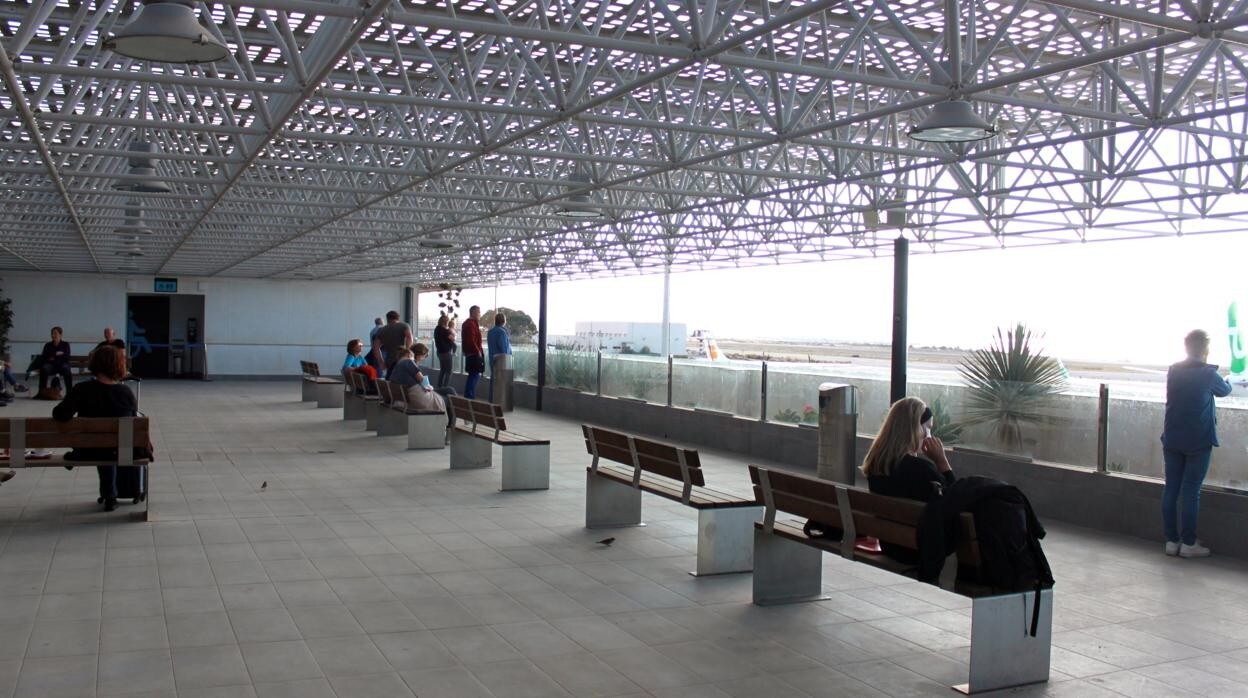 Terraza de embarque del aeropuerto de Almería.