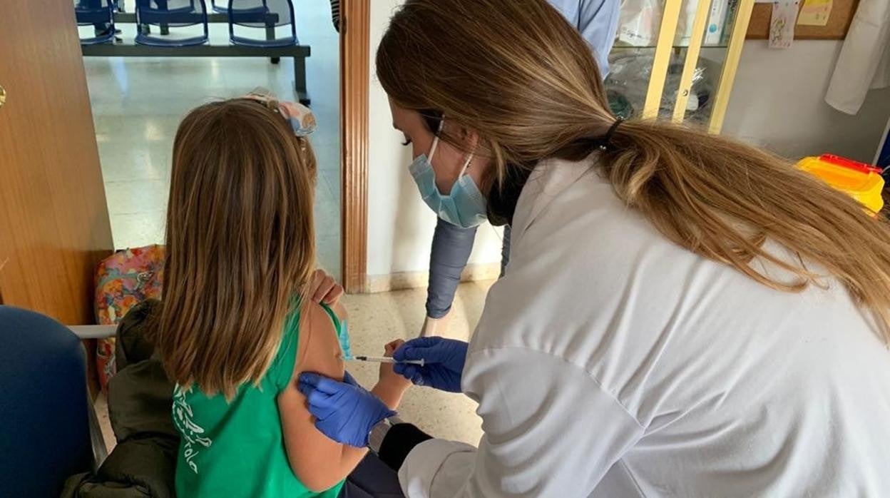 Una niña recibe la vacuna contra el Covid