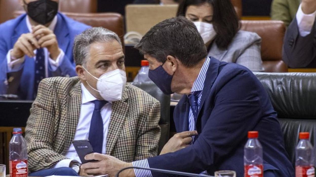 El consejero Elías Bendodo charla con el vicepresidente Juan Marín en el Pleno del Parlamento