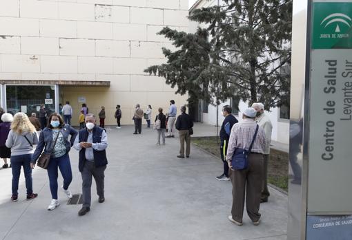 Personas esperando su turno en el centro de salud Manuel Barragán (Levante Sur)