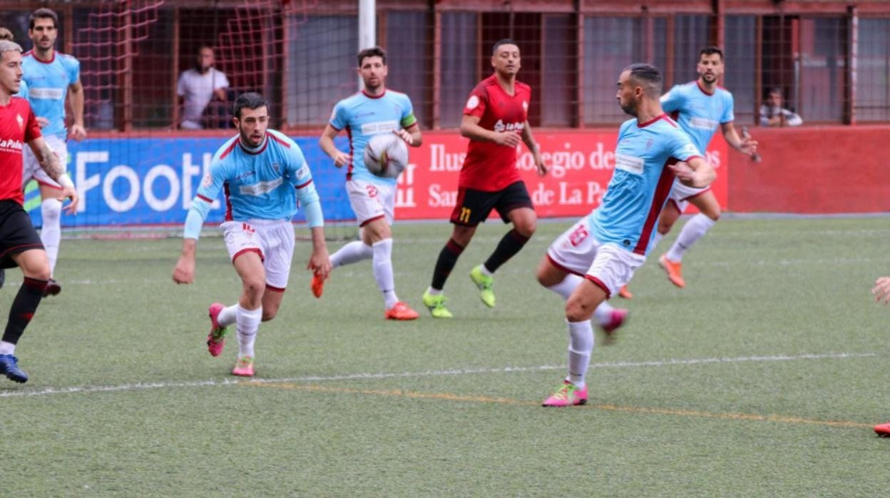 Puga y de las Cuevas en una acción del partido