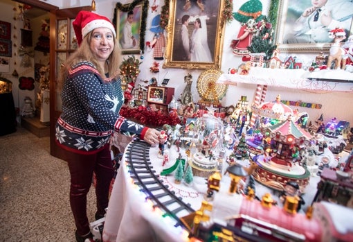 Inmaculada Herrera posa junto a una de la mesas repleta de figuras navideñas