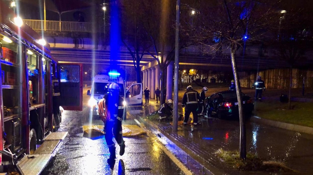 Los bomberos durante su intervención