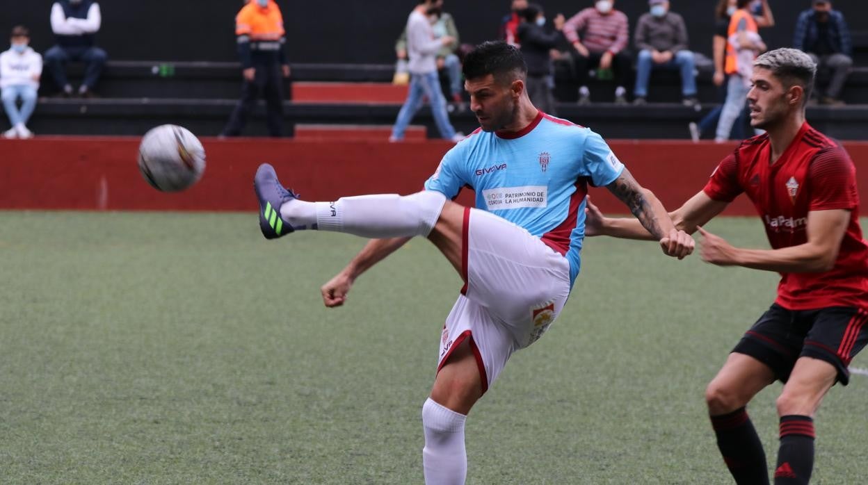 El delantero del Córdoba Willy Ledesma despeja un balón ante el Mensajero