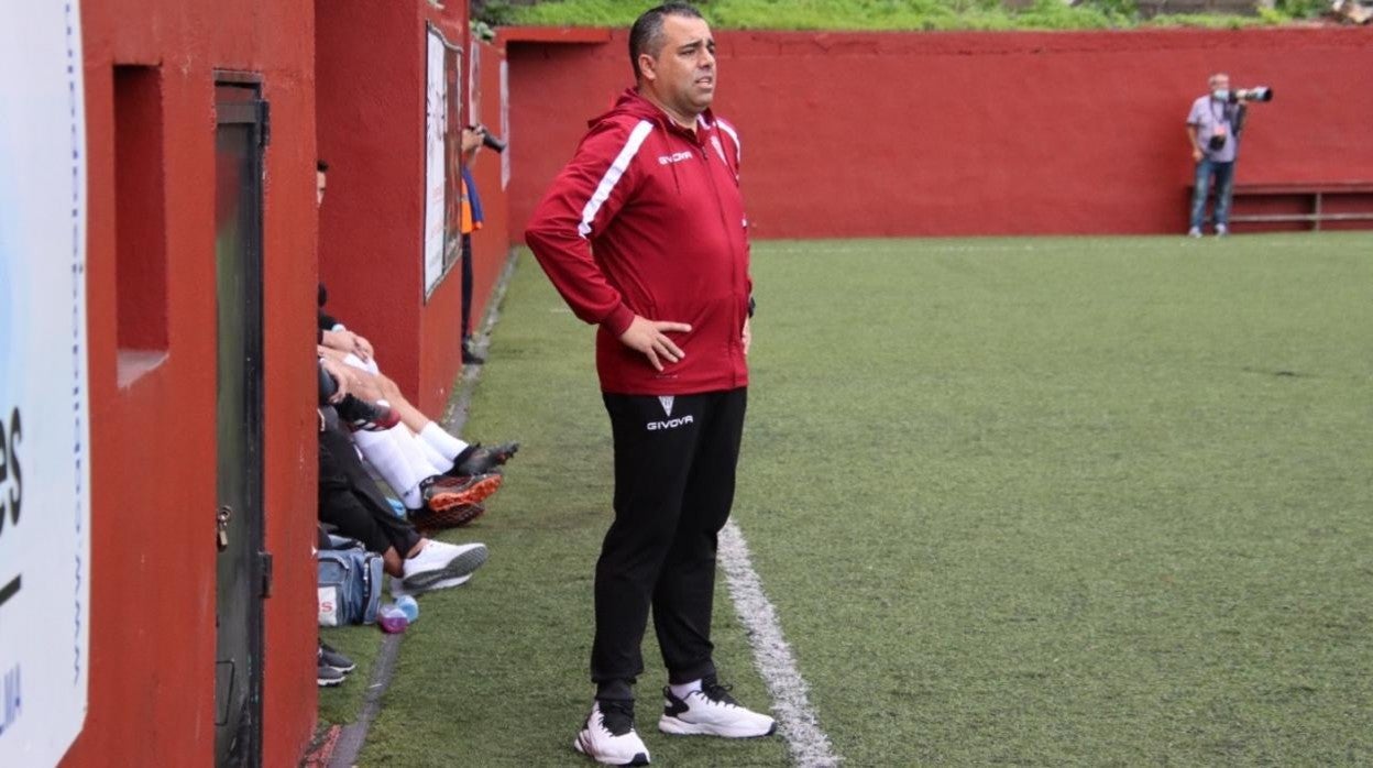 German Crespo observando desde el banquillo el partido contra el CD Mensajero