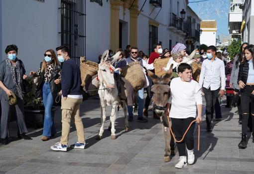 Menores montados en burritos en homenaje a Platero, en Moguer