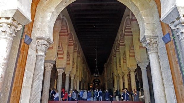 El obispo de Córdoba afirma que la Catedral «necesita una puerta», la todavía abierta u otra, para las procesiones