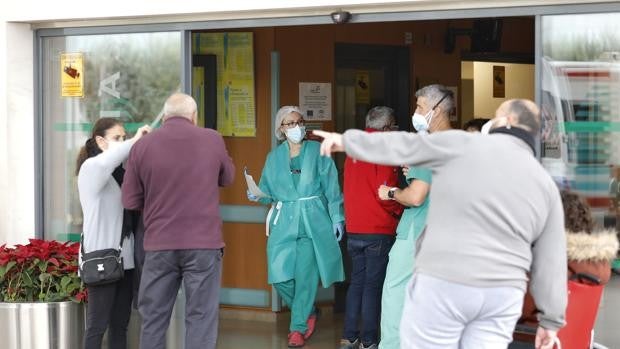 El Hospital Reina Sofía afronta el mayor pico de contagios con la menor ocupación máxima de camas