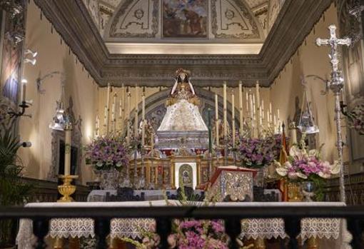 La Virgen del Rocío en el altar de la Parroquia de la Asunción de Almonte