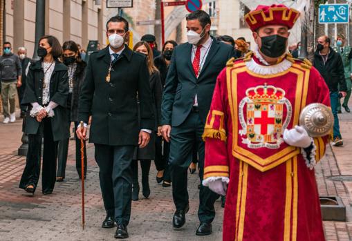 El alcalde de Almería junto a otros miembros de la coporación durante la procesión.