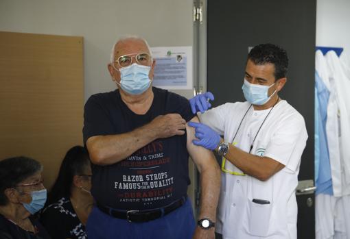 Una persona recibe en Córdoba la tercera dosis para personas mayores