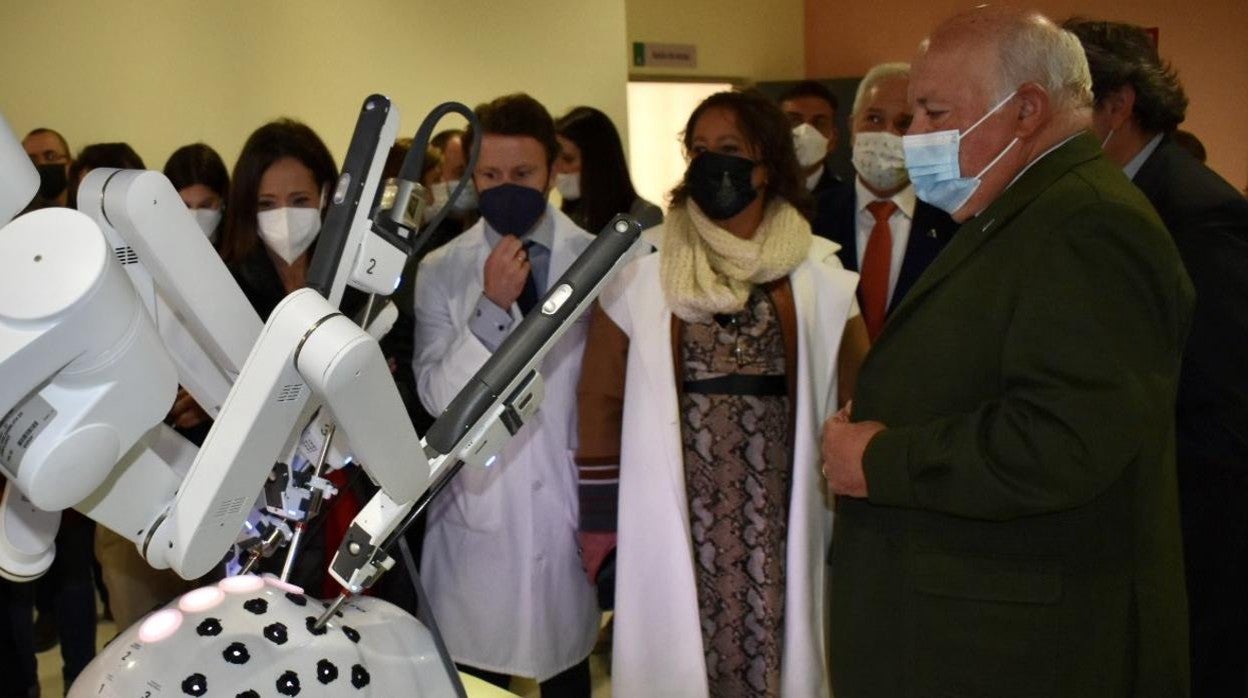 Jesús Aguirre observa el robot Da Vinci que se incorpora a la sanidad pública jiennense