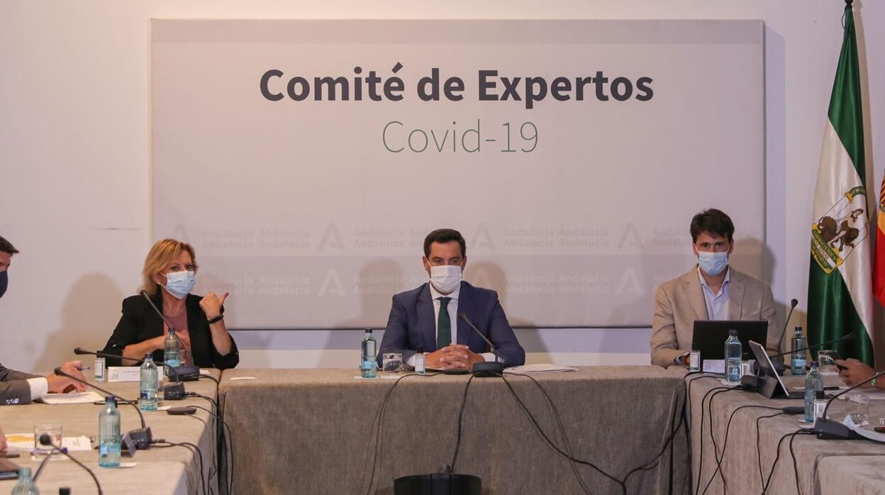 El presidente de la Junta, Juanma Moreno, en una reunón del comité de expertos