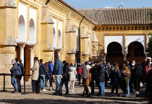 Turistas hacen cola para comprar su entrada para la Mezquita-Catedral