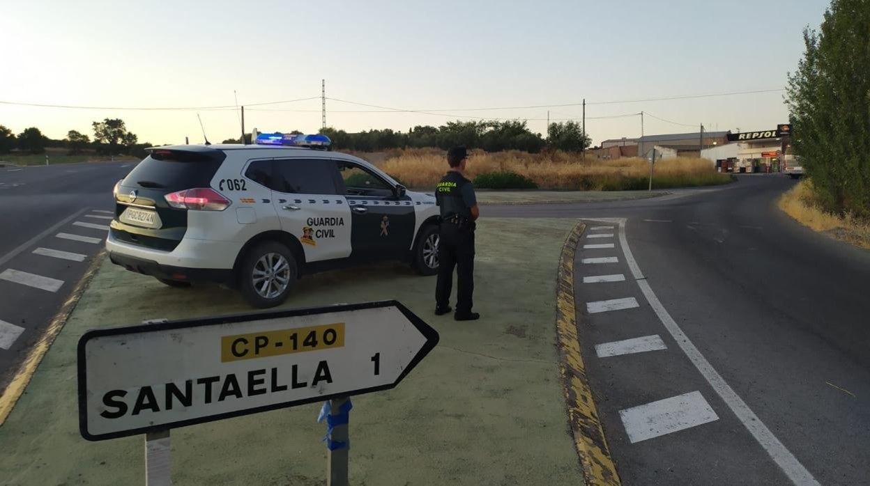 Un agente de la Guardia Civil a la entrada de la localidad de Santaella