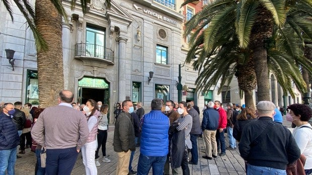 Pincha la concentración para pedir la destitución de Braulio Medel al frente de la Fundación Unicaja