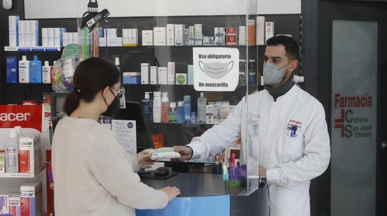 Farmacia Cañero San José Obrero dispensando test de antígenos en Córdoba