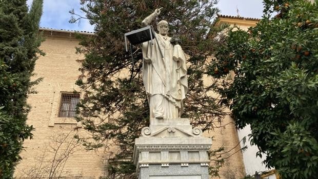 La estatua de Osio en Córdoba amanece con una silla colgada del brazo