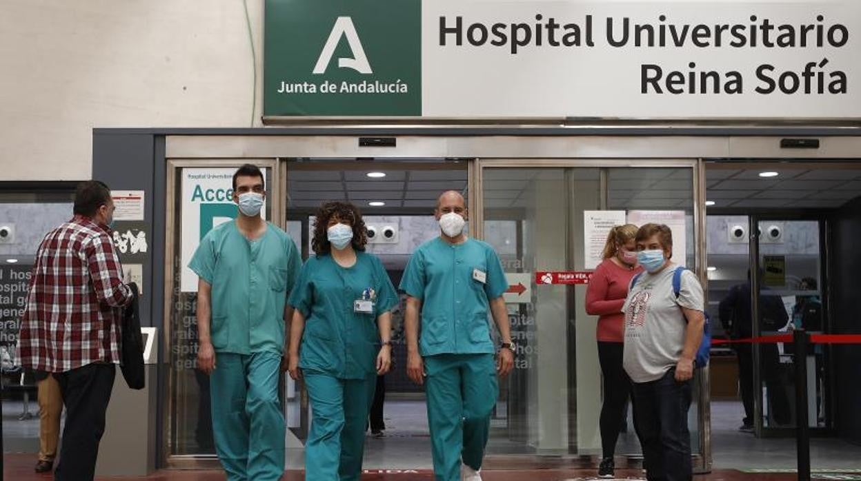 Tres santiarios salen del hospital Reina Sofía de Córdoba